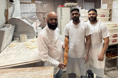 Das Team der Sieger-Bäckerei beim Pariser Baguette-Wettbewerb ist mächtig stolz.