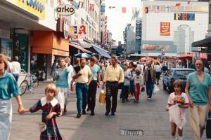überfüllte Fußgängerzone in Kiel