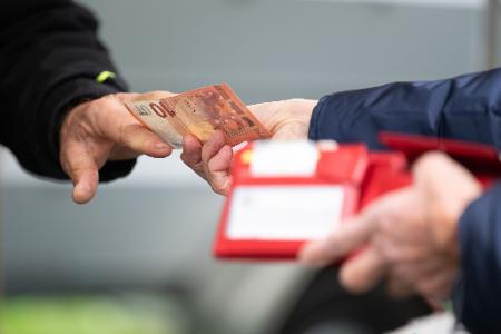 Viele Verbraucher spüren in ihrem Geldbeutel die gestiegenen Lebenshaltungskosten.