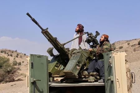 Taliban-Kämpfer griffen am Donnerstagabend pakistanische Stellungen an.