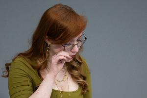 Der Linken-Abgeordneten Kathrin Gebel kamen am Rednerpult die Tränen.