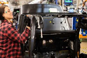 Stellantis Bandarbeiterin USA Produktion Werk