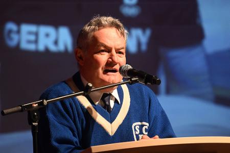 Michael Maurer, Präsident des Skiclubs Partenkirchen, würdigt Laura Dahlmeier. 