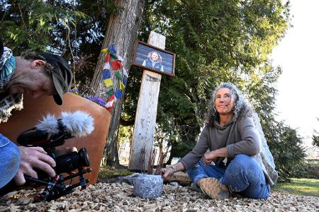 Laura Dahlmeiers Mutter an der Gedenkstätte in dem Park, der jetzt Laura Dahlmeier Park heißt. 