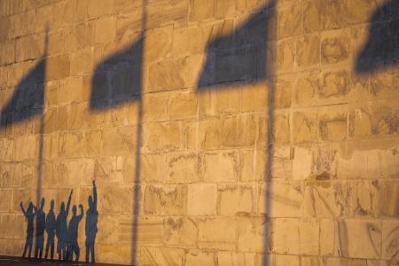 Menschen machen ein Foto in der Nähe des Washington Monuments, in Washington.