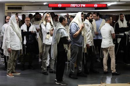 Menschen in Israel harrten in Schutzräumen aus. 