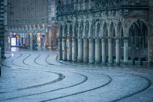 Keine Straßenbahn weit und breit - am Morgen vor dem Bremer Rathaus.