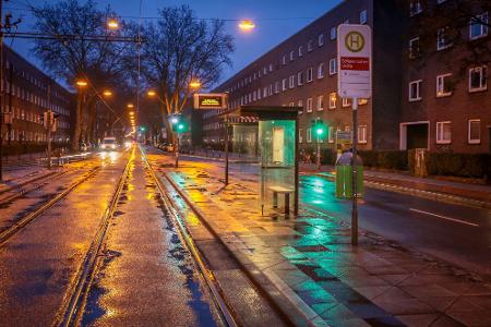Keine Tram, keine Fahrgäste an der Haltestelle.
