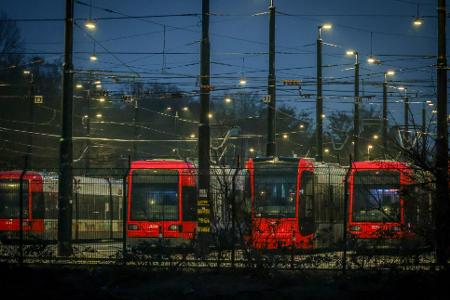 Stehen statt fahren - Straßenbahnen am Samstagmorgen in einem Depot in Bremen.