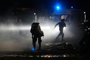Am Unglücksort kommt es zu Plünderungsversuchen.