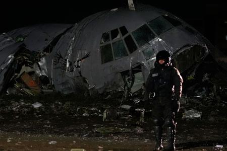 Die Militärmaschine der bolivianischen Luftwaffe sei von der Start- und Landebahn abgekommen.