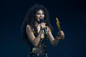 Brit Awards 2026 in Manchester: Olivia Dean räumt vier Preise ab