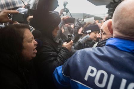 Angehörige konfrontieren Barbesitzer Moretti mit Wut und Trauer. (Archivbild)