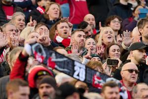 Liverpool-Fans gebärden "You'll Never Walk Alone"