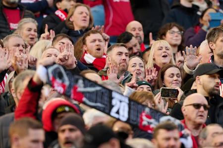 Liverpool-Fans gebärden 