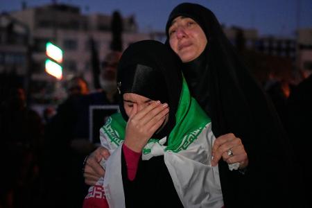 Nach Bekanntgabe des Todes von Ajatollah Ali Chamenei trauerten viele Menschen. (Foto-aktuell)