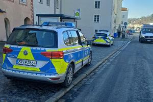 Mehrere Streifenbesatzungen, die Bereitschaftspolizei, Spürhunde und ein Polizeihubschrauber suchten erfolglos nach dem 22-Jährigen.