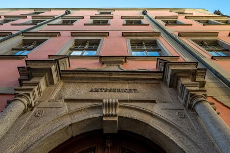 Nach dem Hafttermin lief der 22-Jährige auf dem Weg zum Polizeiwagen davon. (Archivbild)
