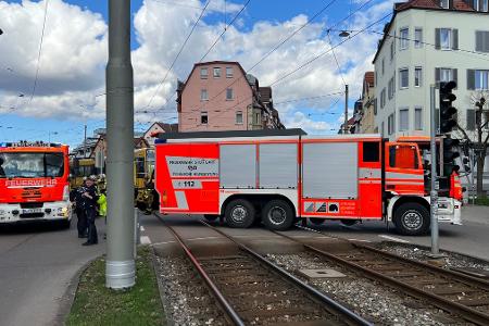 Feuerwehr Stuttgart bei einem Verkehrsunfall