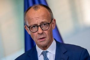 Kanzler Merz sieht die Angriffe auf den Iran skeptisch. 