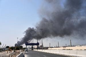 Rauch steigt auf nach iranischem Drohnenangriff im Hafengebiet von Dubai auf.