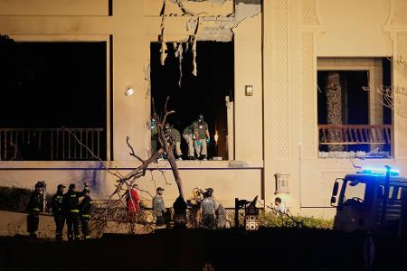 Feuerwehrleute und Rettungskräfte inspizieren Schäden im Fairmont The Palm Hotel in Dubai.