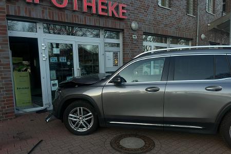 Mercedes an der Apotheke