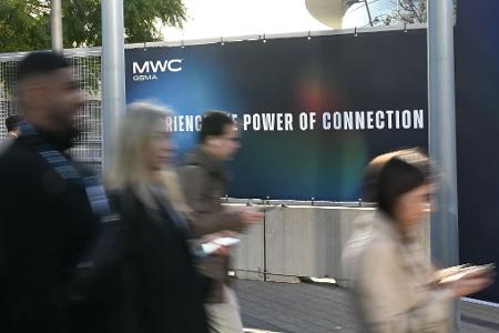 Besucher auf dem Weg zum MWC 2025 - auch dieses Jahr werden Menschenmassen in die Hallen strömen.