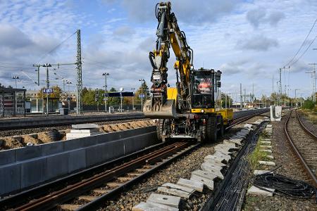 Die Bahn will an Strecken-Sanierungen mit gebündelten Arbeiten festhalten. (Archivbild) 