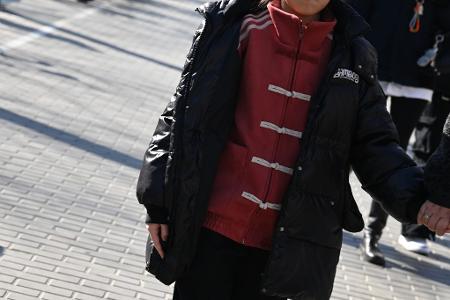 Eine Sportjacke im Tang-Dynastie-Look ist ein wichtiger Teil des Trends. 