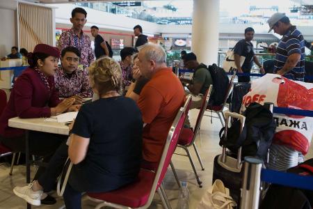 Airlines können derzeit nichts ausrichten: Es ist unklar, wann die Flughäfen in der Golfregion wieder den Betrieb aufnehmen und wann gestrandete Reisende - wie hier auf Bali - nach Hause können. 
