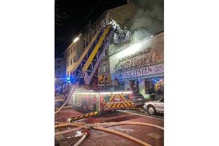 Drehleiter vor dem Gebäude