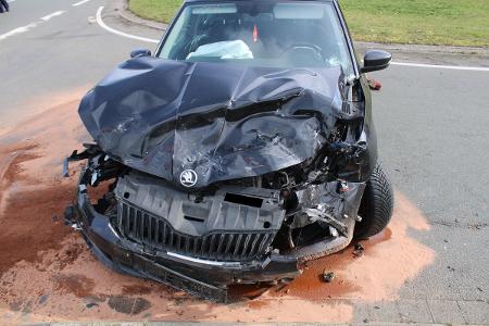Stark beschädigte Front des Skodas.
Foto: Polizei Minden-Lübbecke