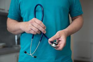 Vor allem bestimmte Routineaufgaben könnten Ärzte an Medizinische Fachangestellten abgeben, so der Vorschlag.