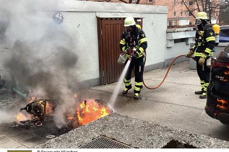 Brandeinsatz der Feuerwehr München an der Terofalstraße.