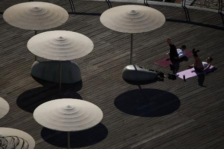 Personen trainieren am Strand von Tel Aviv.