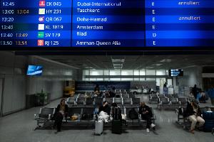 Vielerorts fallen zahlreiche Flüge aus, weil große Drehkreuze in der Golfregion nicht angeflogen werden können – so auch hier in Frankfurt.