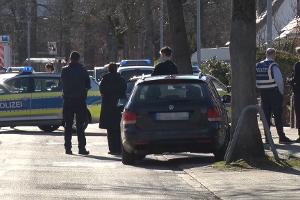 In einem Wohnhaus in Bramsche fanden Polizisten einen toten Mann und konnten eine schwerverletzte Frau auch nicht mehr retten.