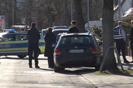 In einem Wohnhaus in Bramsche fanden Polizisten einen toten Mann und konnten eine schwerverletzte Frau auch nicht mehr retten.