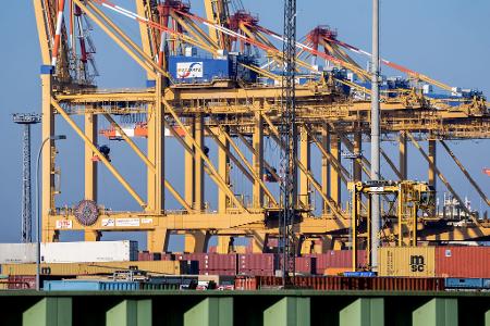 Steigende Ölpreise würden Warentransporte verteuern - ein Risiko besonders für die Exportnation Deutschland