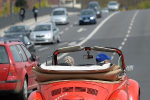 Als das Käfer Cabrio gebaut wurde, hatte es Kultstatus, heute wird immer seltener zur offenen Bauweise gegriffen. (Archivbild)