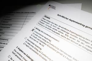 Die Zahl der in Deutschland gestellten Asylanträge ging 2025 deutlich zurück. (Illustration)