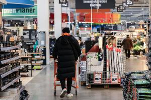 Viele Verbraucher kaufen Baumarktprodukte nicht mehr im Baumarkt, sondern in anderen Geschäften.
