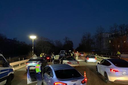 Einsatzkräfte der Polizei kontrollierten im Rahmen mehrerer Kontrollstellen in und um Mainz.