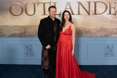 Sam Heughan kommt im Schottenrock zur 
