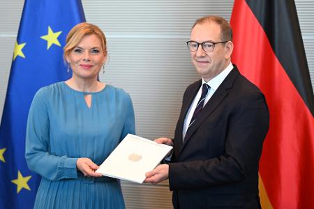 Der Wehrbeauftragte übergibt den Jahresbericht 2025. 