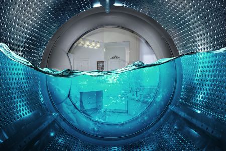 Waschmaschinentrommel in der blaues Wasser halbhoch steht