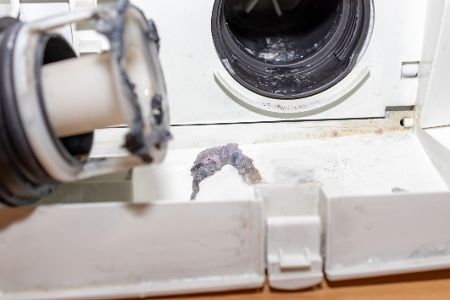 Dreckiges Flusensieb einer Waschmaschine