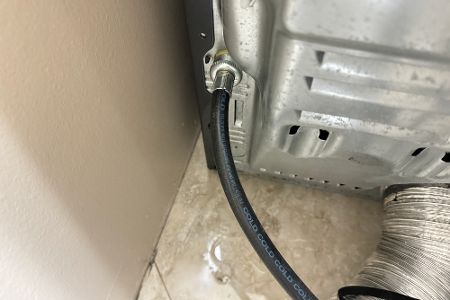 Aus Waschmaschine läuft Wasser aus