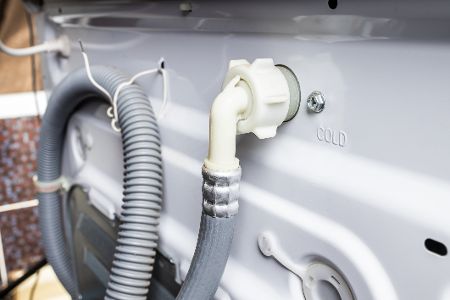 Schlauchanschluss an der Waschmaschine